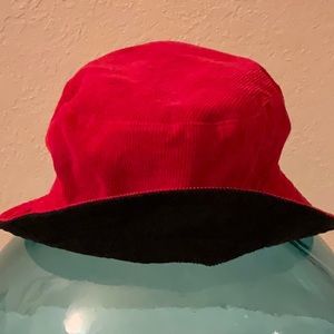 HAT/Canada - Corduroy - Women’s Reversible Bucket HAT - OS - Red/Black